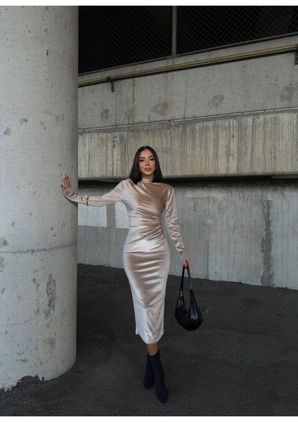 Kadın Uzun Kollu Yarım Balıkçı Yaka Büzgü Detay Kadife Kumaş Elbise