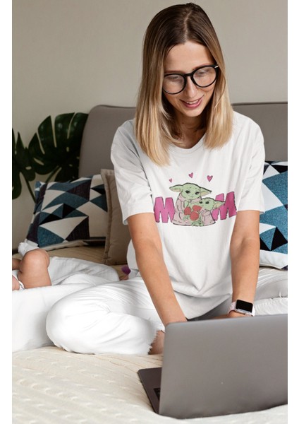 Kalpli Baby Yoda Mom Baskılı Tişört, Oversize Anneler Günü Temalı T-Shirt fiyatları
