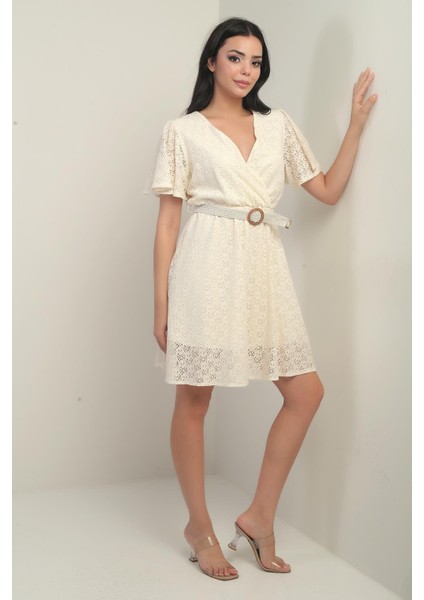 Kruvaze Yaka Beli Kemerli Astarlı Kol Volanlı Yırtmaçlı Dantel Elbise modelleri