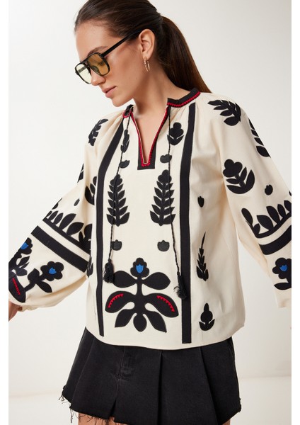 Nakış Işlemeli Oversize Dokuma Bluz
