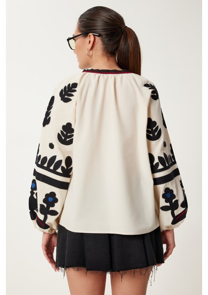 Nakış Işlemeli Oversize Dokuma Bluz