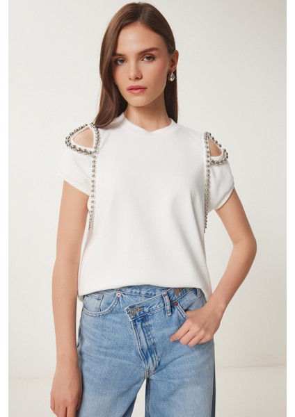 Cut Out Detaylı Boncuk Işlemeli Örme T-Shirt