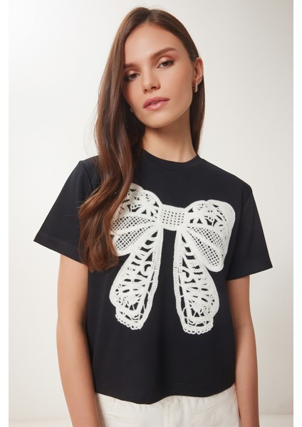 Güpür Fiyonk Nakışlı Örme T-Shirt