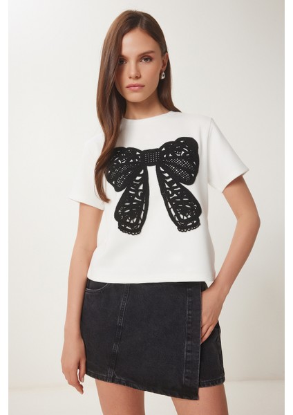 Güpür Fiyonk Nakışlı Örme T-Shirt