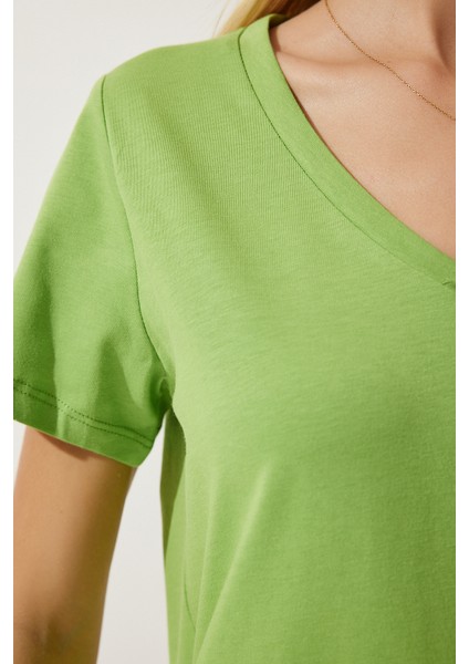 V Yaka Basic Örme T-Shirt fırsatları