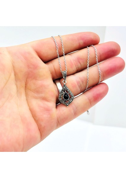 Zirkon ve Oltu Taşı Işçilikli 925 Ayar Gümüş Kolye
