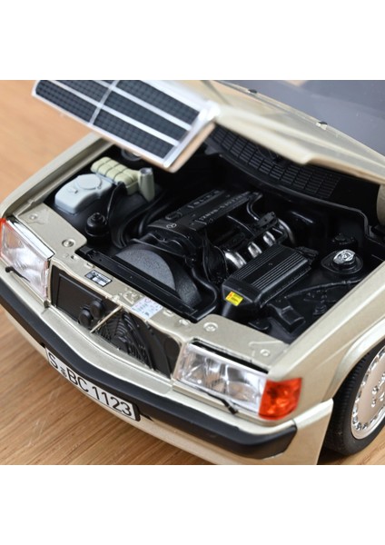 1/18 Mercedes-Benz 190 E 2.3-16 1984 Smoke Silver Metallic indirimleri