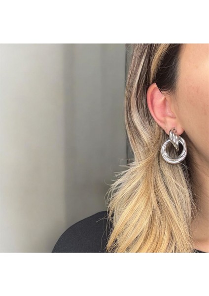 Çift Halka Formlu Gümüş Renk Çelik Küpe – Minimal ve Modern Tasarım