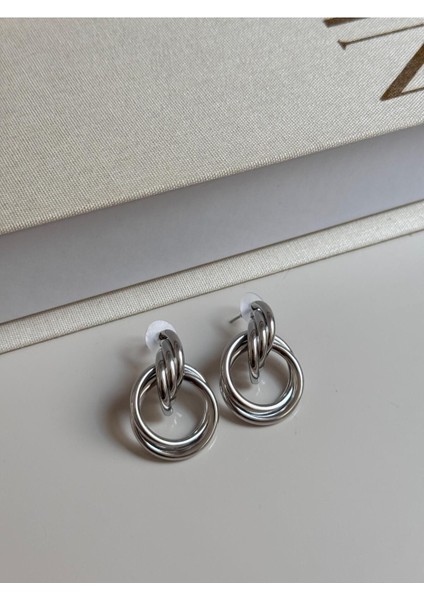 Çift Halka Formlu Gümüş Renk Çelik Küpe – Minimal ve Modern Tasarım