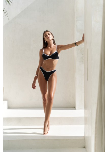 Laili Kontrast Şerit Detaylı Siyah Bikini Üstü