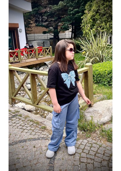 Kargo Cepli Pantolon ve Kelebek Baskılı T-Shirt Kombin