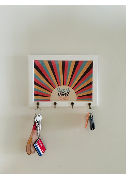Beyaz Ahşap Çerçeveli Retro Stil Positive Vibes Only Anahtarlık Askısı, Duvar Askılı Anahtarlık