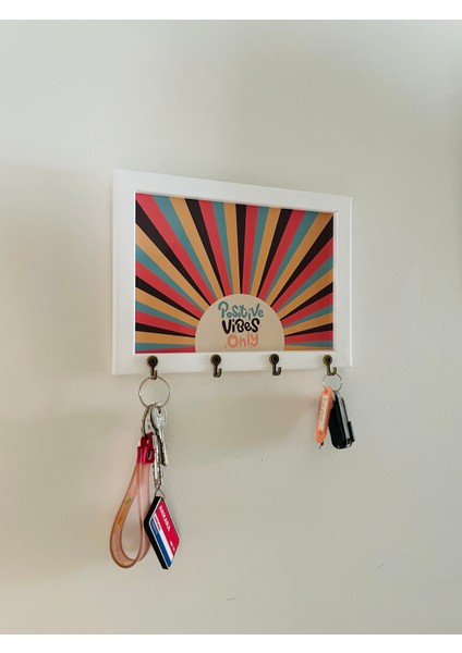 Beyaz Ahşap Çerçeveli Retro Stil Positive Vibes Only Anahtarlık Askısı, Duvar Askılı Anahtarlık