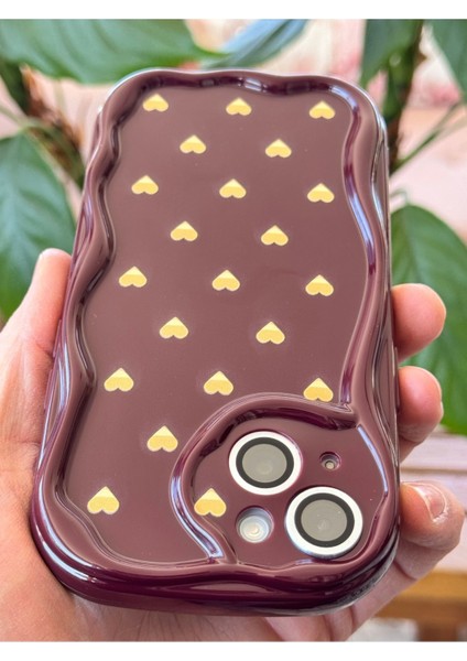 Apple iPhone 15 Kılıf Kamera Korumalı Dalga Kenarlı Minik Sarı Kalp Desenli Bordo Silikon Kapak