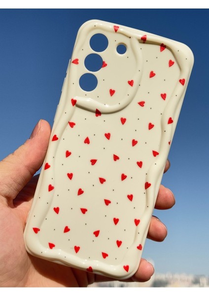 Samsung Galaxy S21 Fe Kılıf Kamera Korumalı Dalga Kenarlı Kırmızı Kalp Desenli Silikon Kapak