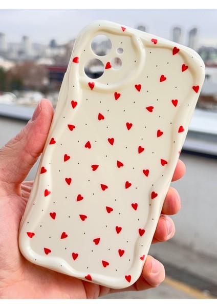 Apple iPhone 12 Kılıf Kamera Korumalı Dalga Kenarlı Kırmızı Kalp Desenli Silikon Kapak
