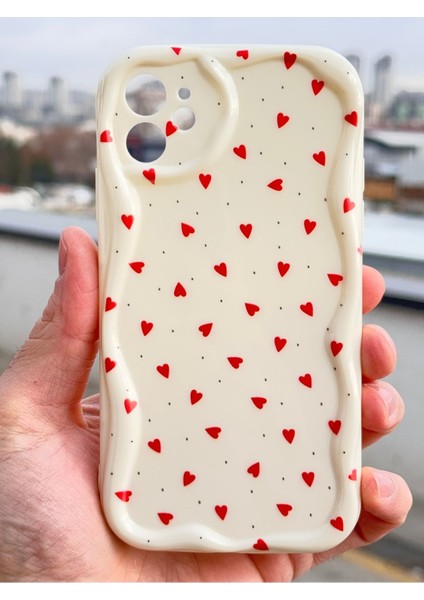 Apple iPhone 12 Kılıf Kamera Korumalı Dalga Kenarlı Kırmızı Kalp Desenli Silikon Kapak