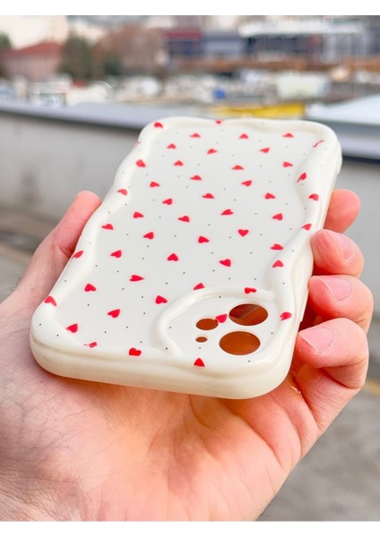 Apple iPhone 12 Kılıf Kamera Korumalı Dalga Kenarlı Kırmızı Kalp Desenli Silikon Kapak