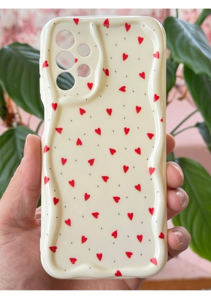 Samsung Galaxy A13 Kılıf Kamera Korumalı Dalga Kenarlı Kırmızı Kalp Desenli Silikon Kapak