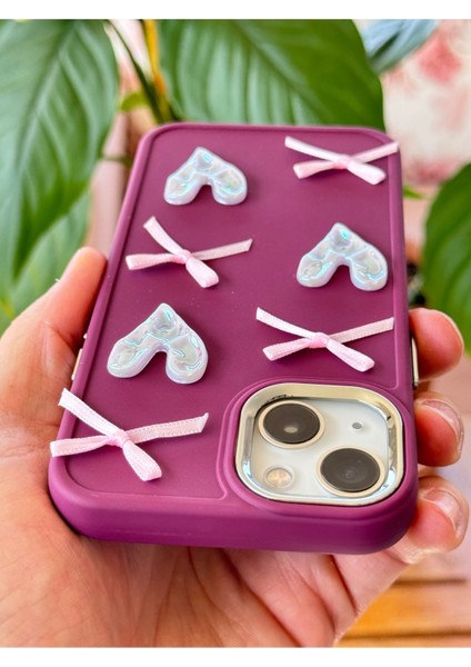 Apple iPhone 13/14 Kılıf Kamera Çıkıntılı Kalpli Fiyonk Desenli Bordo Yumuşak Silikon Kapak