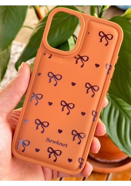 Apple iPhone 16 Plus Kılıf Yumuşak Dokulu Fiyonk Desenli Kahverengi Yumuşak Kamera Korumalı Kapak modelleri
