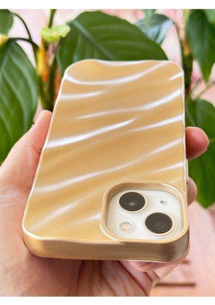 Apple iPhone 13/14 Kılıf Parlak Kabartmalı Dalga Tasarımlı Desenli Gold Darbe Emici Silikon Kapak