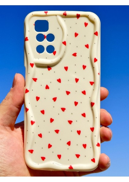 Xiaomi Redmi 10 2022 Kılıf Kamera Korumalı Dalga Kenarlı Kırmızı Kalp Desenli Silikon Kapak