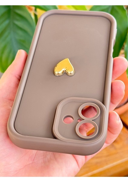 Apple iPhone 16 Kılıf 3D Kalp Tasarımlı Kahverengi Desenli Yumuşak Kamera Korumalı Silikon Kapak