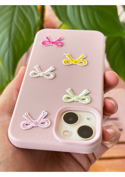 Apple iPhone 13/14 Kılıf Kamera Çıkıntılı Deri Dokuku Fiyonk Desenli Pembe Yumuşak Silikon Kapak