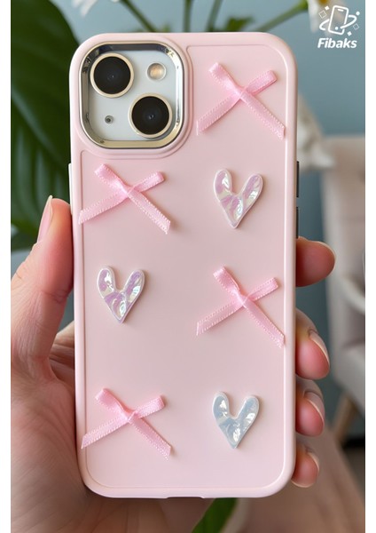 Apple iPhone 13/14 Kılıf Kamera Çıkıntılı Kalpli Fiyonk Desenli Pembe Yumuşak Silikon Kapak