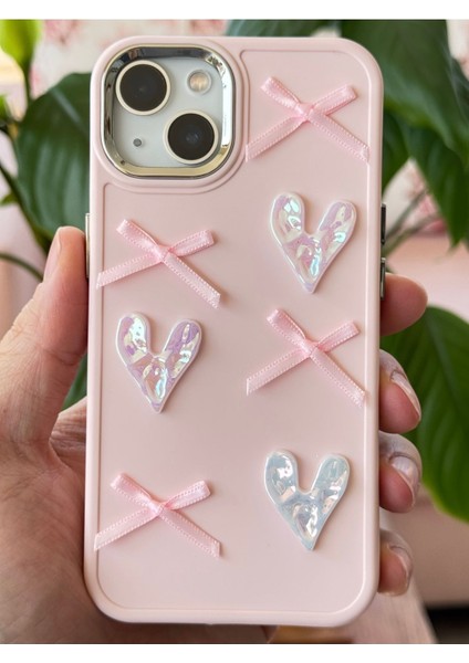 Apple iPhone 13/14 Kılıf Kamera Çıkıntılı Kalpli Fiyonk Desenli Pembe Yumuşak Silikon Kapak