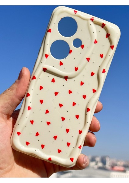 Oppo Reno 11F Kılıf Kamera Korumalı Dalga Kenarlı Kırmızı Kalp Desenli Silikon Kapak