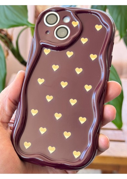 Apple iPhone 13 Kılıf Kamera Korumalı Dalga Kenarlı Minik Sarı Kalp Desenli Bordo Silikon Kapak