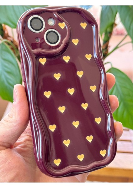 Apple iPhone 13 Kılıf Kamera Korumalı Dalga Kenarlı Minik Sarı Kalp Desenli Bordo Silikon Kapak