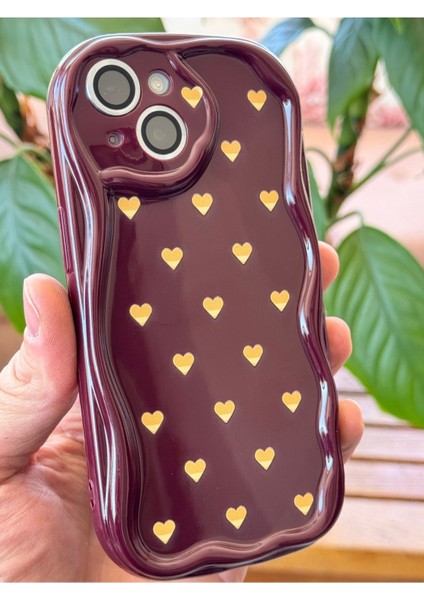 Apple iPhone 13 Kılıf Kamera Korumalı Dalga Kenarlı Minik Sarı Kalp Desenli Bordo Silikon Kapak