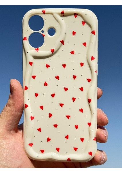 Apple iPhone 16 Kılıf Kamera Korumalı Dalga Kenarlı Kırmızı Kalp Desenli Silikon Kapak