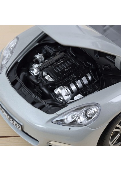 1/18 Porsche Panamera Turbo 2009 Silver modelleri
