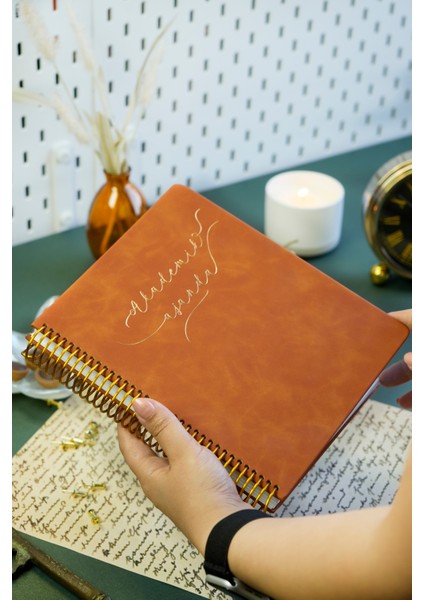 Vegan Deri Spiralli Akademik AJANDA-2025–26 | 17X23 Cm.| Ayraçlı| Premium Sert Kapak |spiced Caramel modelleri