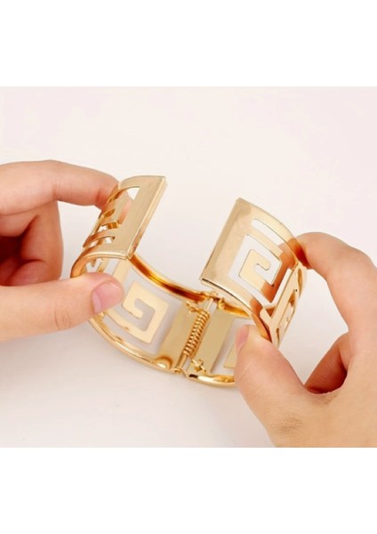 Kadın Gold Renk Geometrik Desenli Geniş Bileklik fiyatları