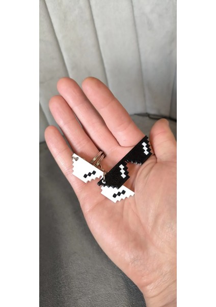 Pixel Gözlük Tasarımlı Ikili Anahtarlık Seti | Siyah & Beyaz 3D Baskı | Retro Hediyelik fırsatları