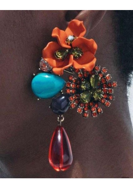 Kadın Renkli Taşlı ve Çiçek Detaylı Asimetrik Küpe – Sanatsal ve Gösterişli Tasarım