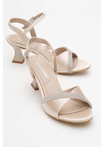 Tek Sıra Taşlı Kelebek Kadın Topuklu Ayakkabı Ten Saten