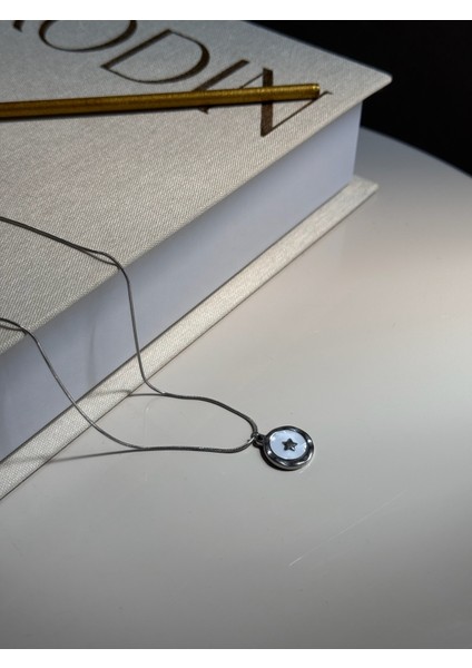 Gümüş Yıldız Figürlü Minimal Kolye - Beyaz Mine Detaylı Paslanmaz Çelik