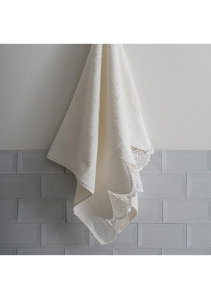 Emma Dantelli Banyo Havlusu (90 x 150 Cm)