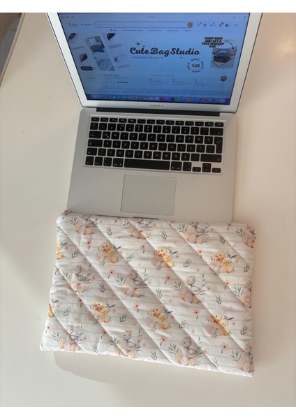 Ördek Desenli 13-14 Inç Laptop Kılıfı – MacBook Air Uyumlu Kılıf, Suya Dayanıklı Kapitoneli Bilgisayar Çantası, Ekru Evrak Çantası