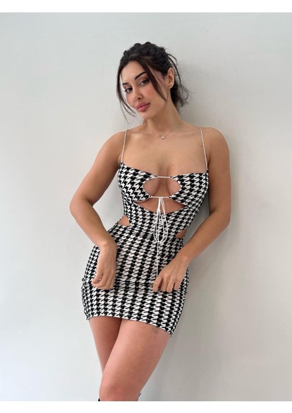 Beyaz Tül Üzeri Flog Baskılı Kazayağı Desenli Mini Elbise