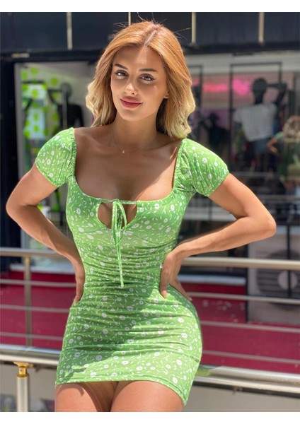 Fıstık Yeşili Üzeri Beyaz Çiçek Desenli Dekolte İp Detaylı Elbise