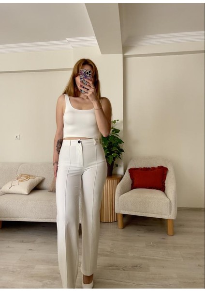 Beyaz Yuvarlak Yaka Esnek Crop Bluz