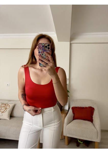 Kırmızı Yuvarlak Yaka Esnek Crop Bluz