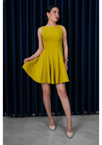 Kolsuz Parçalı Arkadan Fermuarlı Elbise – Slim Fit, U Yaka, Yazlık